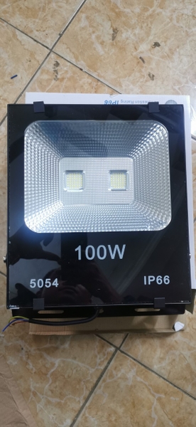 den-pha-led-100w-kavens