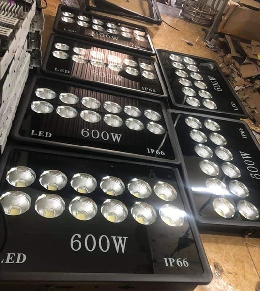 den-pha-led-600w-kavens-mat-trau