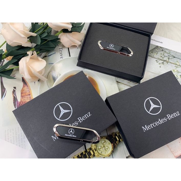 USB Mercedes-Benz 32G nhỏ gọn, đẹp mắt, lưu trữ dữ liệu tốc độ cao.