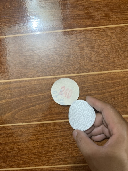 Giấy nhám tròn nỉ lông Nikken, kích thước phi 75mm (3''), độ nhám P240