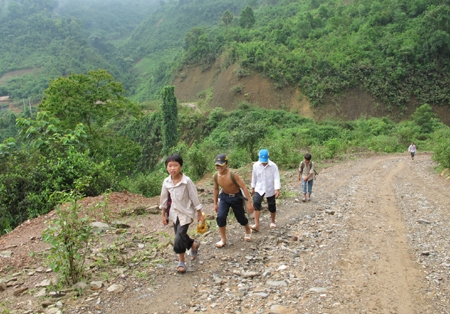 Cuốc bộ hàng chục km để đến trường