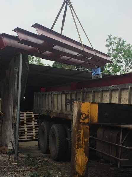 Vận chuyển khung thép vào địa điểm thi công