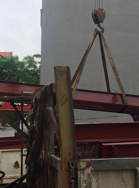 Thi công hạng tầng cho nhà khung thép Vận chuyển khung thép vào địa điểm thi công