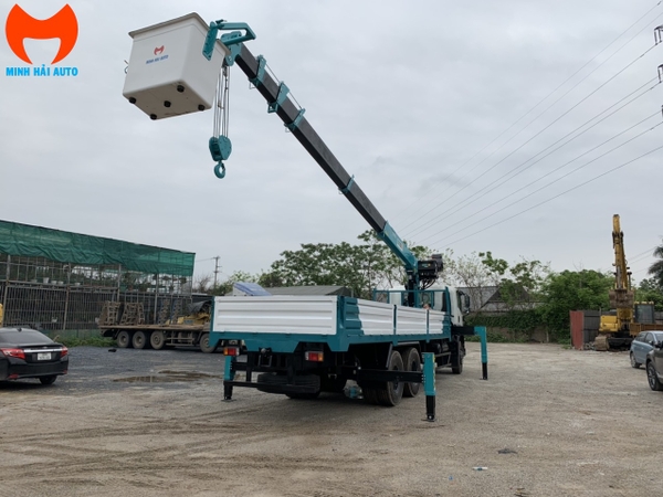 Xe cẩu tự hành Isuzu gác cẩu 8 tấn hoạt động tại công trường