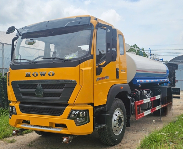 ban-xe-tec-howo-phun-nuoc-9-khoi-bao-gia-tot-2025