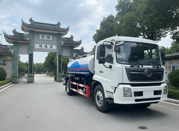 xe-tec-phun-nuoc-rua-duong-13-khoi-mh333