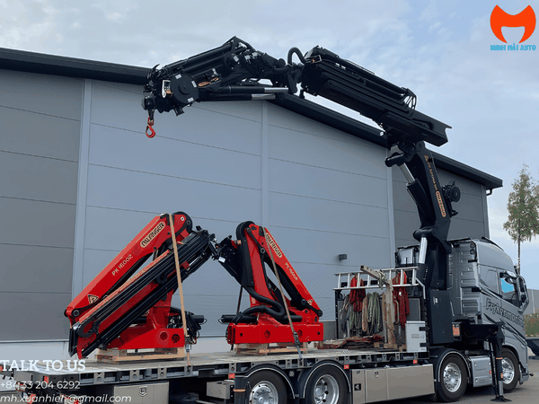 Toàn cảnh xe đầu kéo VOLVO FH 500 được trang bị cẩu gấp khúc robot Pk 300 TEC mạnh mẽ.