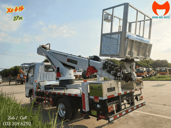 xe-o-to-nang-nguoi-27m-isuzu-lap-kinh-toa-nha-bao-tri-dien-gio
