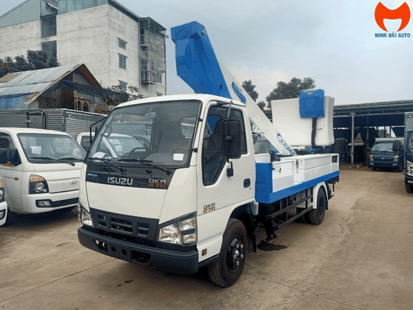 thang-nang-nguoi-20m-tren-xe-tai-isuzu-qkr