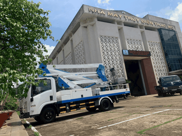 xe-nang-nguoi-du-an-thuy-dien-2025