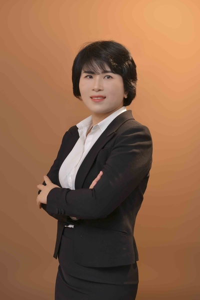 Bộ ảnh profile phong cách nhẹ nhàng lịch sự cho chị Trang