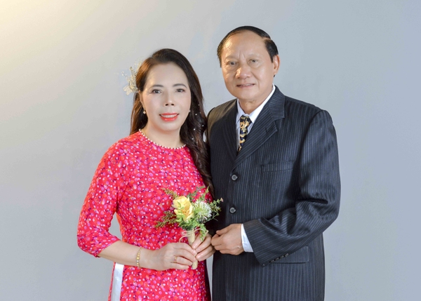 Bộ ảnh kỉ niệm của hai cô chú tại studio Yêu Media 