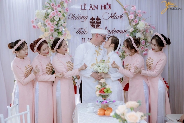 Hà Nội là một thành phố đẹp và đầy lãng mạn để tổ chức đám cưới. Chúng tôi cung cấp dịch vụ chụp ảnh cưới tại Hà Nội, giúp cho các cặp đôi có được những bức hình đẹp nhất ghi lại kỷ niệm về ngày cưới của mình.