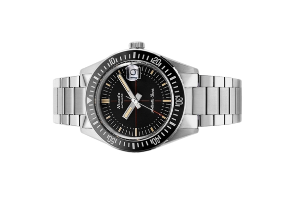 Đồng hồ đeo tay thương hiệu Nivada Grenchen, dòng sản phẩm Antarctic Diver, Ref num 32038A, mặt số họa tiết đen, size 38mm, máy tự động, vỏ và dây đồng hồ bằng thép không gỉ 316L, mới 100%