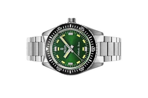 Đồng hồ đeo tay thương hiệu Nivada Grenchen, dòng sản phẩm Antarctic Diver, Ref num 32059A, mặt số xanh lá chải tia Sunray, size 38mm, máy tự động, vỏ và dây đồng hồ bằng thép không gỉ, mới 100%