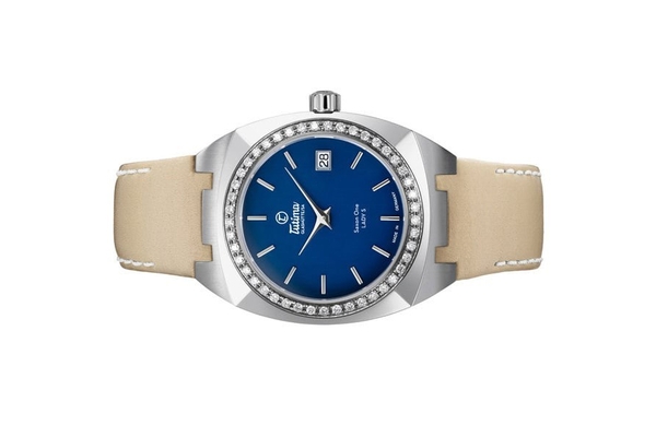 Đồng hồ đeo tay thương hiệu Tutima, dòng sản phẩm Saxon One Lady S, Ref no: 6703-04, mặt số xanh da trời, size 34mm, máy pin, vỏ đồng hồ bằng thép không gỉ và dây da, hàng mới 100%