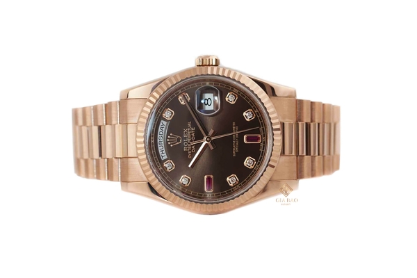 Đồng hồ Rolex Day-Date 36 118235 Mặt Số Chocolate Đá Ruby Đỏ