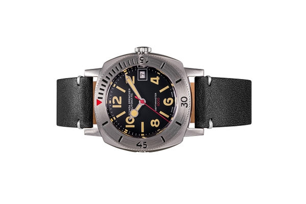 Đồng hồ đeo tay thương hiệu Nivada Grenchen, dòng sản phẩm Depthmaster - Numerals Date, Ref number: 14106A, mặt số đen nhạt, size 39mm, máy tự động, vỏ đồng hồ bằng thép không gỉ 316, dây da bò, mới 100%