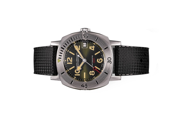 Đồng hồ đeo tay thương hiệu Nivada Grenchen, dòng sản phẩm Depthmaster, Ref number: 14103A01, mặt số màu xanh lá chải tia size 39mm, máy tự động,dây cao su,vỏ thép không gỉ 316,mới 100%