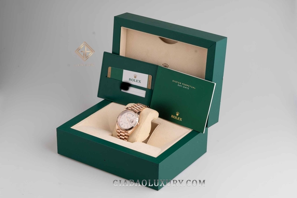 Đồng Hồ Rolex Day-Date 40 228235 Mặt Số Sundust Họa Tiết Sọc