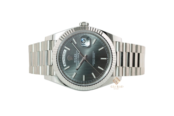 Đồng Hồ Rolex Day-Date 40 228239 Mặt Số Rhodium Họa Tiết Sọc