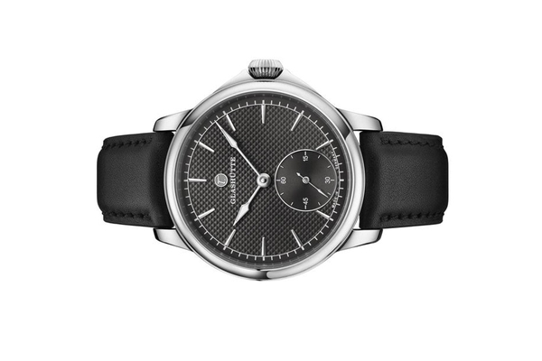 Đồng hồ đeo tay thương hiệu Tutima, dòng sản phẩm Patria, Ref no: 6612-01, mặt số màu đen, size 41mm, máy lên cót tay, vỏ đồng hồ bằng titanium, dây đeo da cá sấu, hàng mới 100%