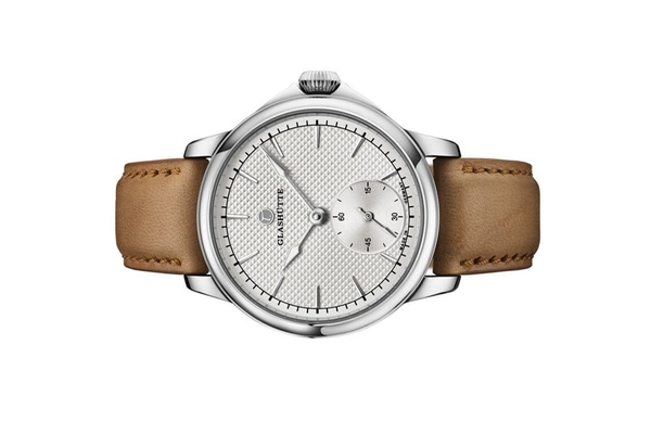 Đồng hồ đeo tay thương hiệu Tutima, dòng sản phẩm Patria, Ref no: 6612-05, mặt số màu bạc, size 41mm, máy lên cót tay, vỏ đồng hồ bằng titanium, dây đeo da cá sấu, hàng mới 100%