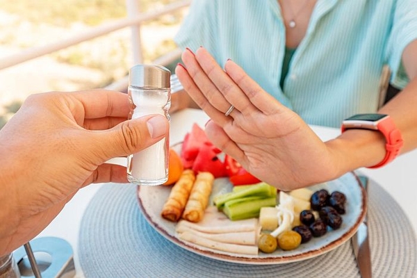Sức khỏe tim mạch: 5 mẹo để giảm lượng muối