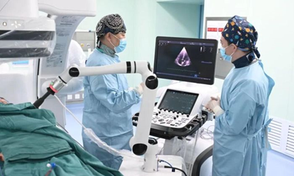 Robot siêu âm tích hợp AI hỗ trợ can thiệp tim bẩm sinh: Bước tiến mới của y học chính xác