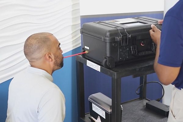 Máy xét nghiệm COVID-19 qua hơi thở đầu tiên được cấp phép sử dụng tại Hoa Kỳ
