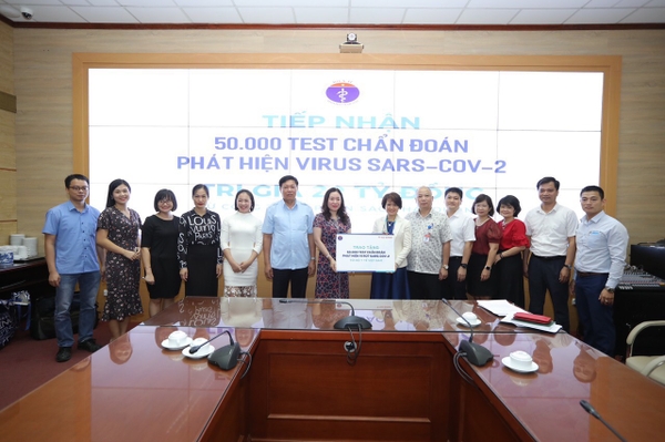 Bộ Y tế tiếp nhận ủng hộ 50.000 test thử xét nghiệm virus SARS-COV-2 của Công ty cổ phần Sao Thái Dương