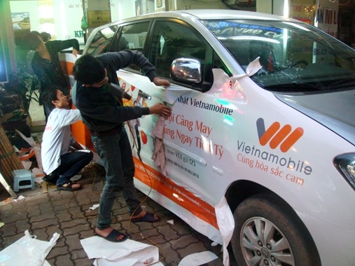 Quy trình dán decal quảng cáo xe oto tại Tín Phát