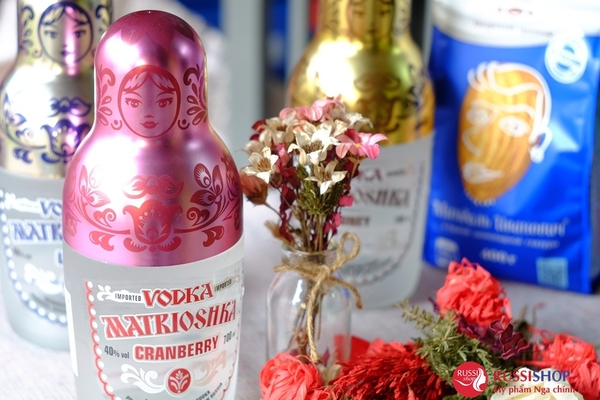 Chai rượu Vodka búp bê Nga Matrioska màu hồng: Vị Vodka việt quất Cranberry