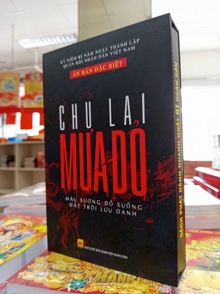 Mưa Đỏ (Bìa Cứng Đóng Hộp) Chu Lai