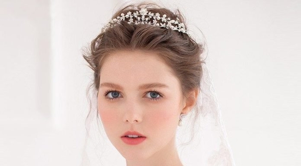 Hãy tìm hiểu kiểu tóc cô dâu phù hợp với khuôn mặt tròn để thật hoàn hảo trong ngày cưới của bạn. Hình ảnh sẽ cho bạn nhiều gợi ý tuyệt vời và các lựa chọn kiểu tóc thú vị cho cô dâu có khuôn mặt tròn.