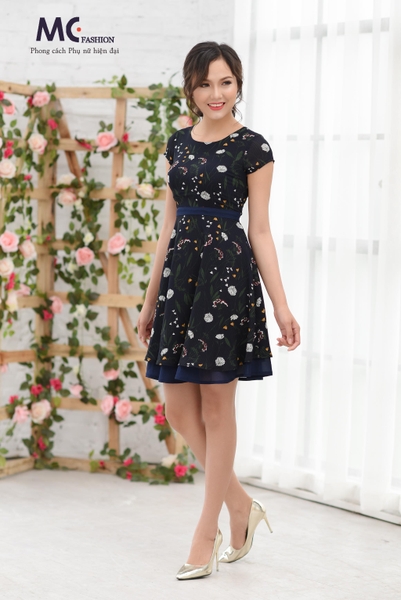 Đầm đen thiết kế họa tiết