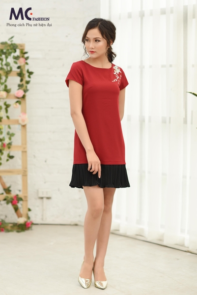 Đầm đỏ đuôi cá thêu họa tiết nhấn vai