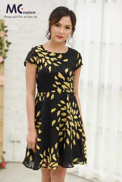 Đầm đen họa tiết lá vàng
