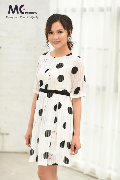 Đầm trắng họa tiết chấm đen
