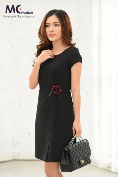 Đầm đen nhấn hoa bên hông