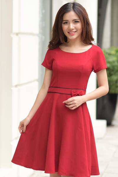 Đầm đỏ nhấn đai nơ
