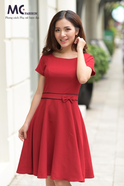 Đầm đỏ nhấn đai nơ
