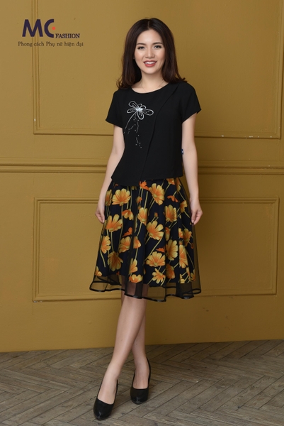 Áo croptop đen cách điệu
