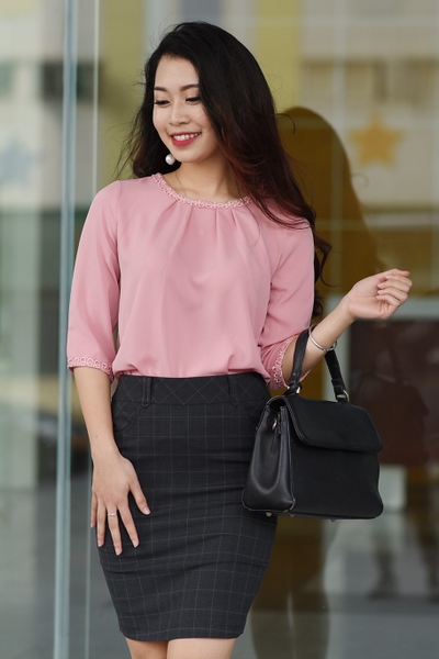 Áo kiểu tay lỡ màu hồng nhạt