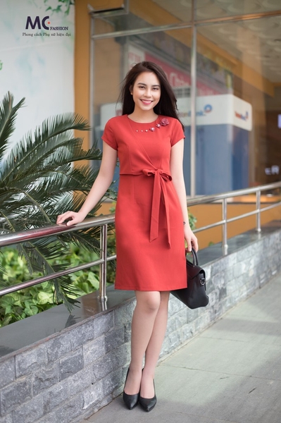 Đầm ôm dáng chữ A đính hoa
