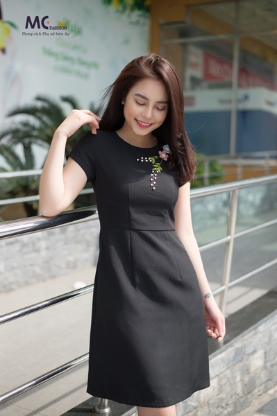 Đầm ôm dáng chữ A đính hoa