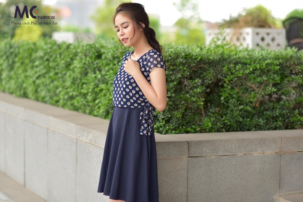 Đầm công sở xanh thân áo chấm bi