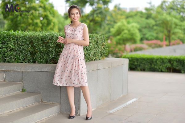 Đầm liền màu hồng phấn