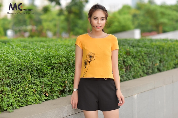 Áo croptop họa tiết hoa cách điệu
