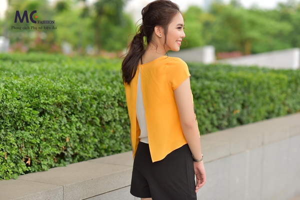 Áo croptop họa tiết hoa cách điệu